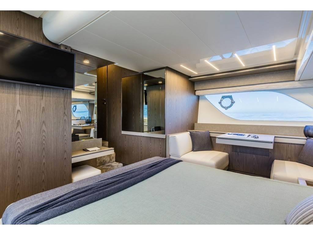 Ferretti yachts 550