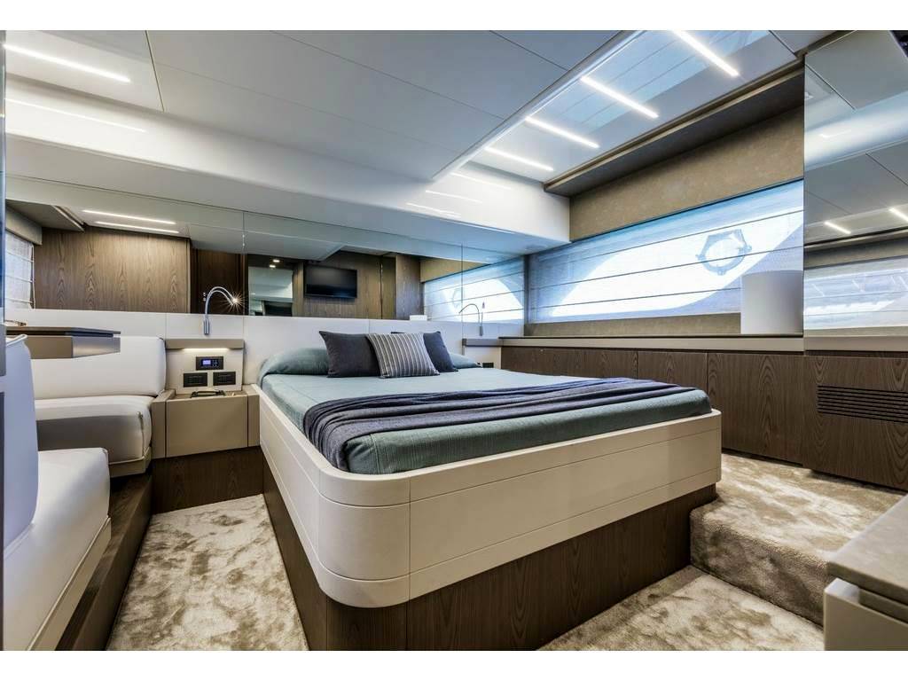 Ferretti yachts 550