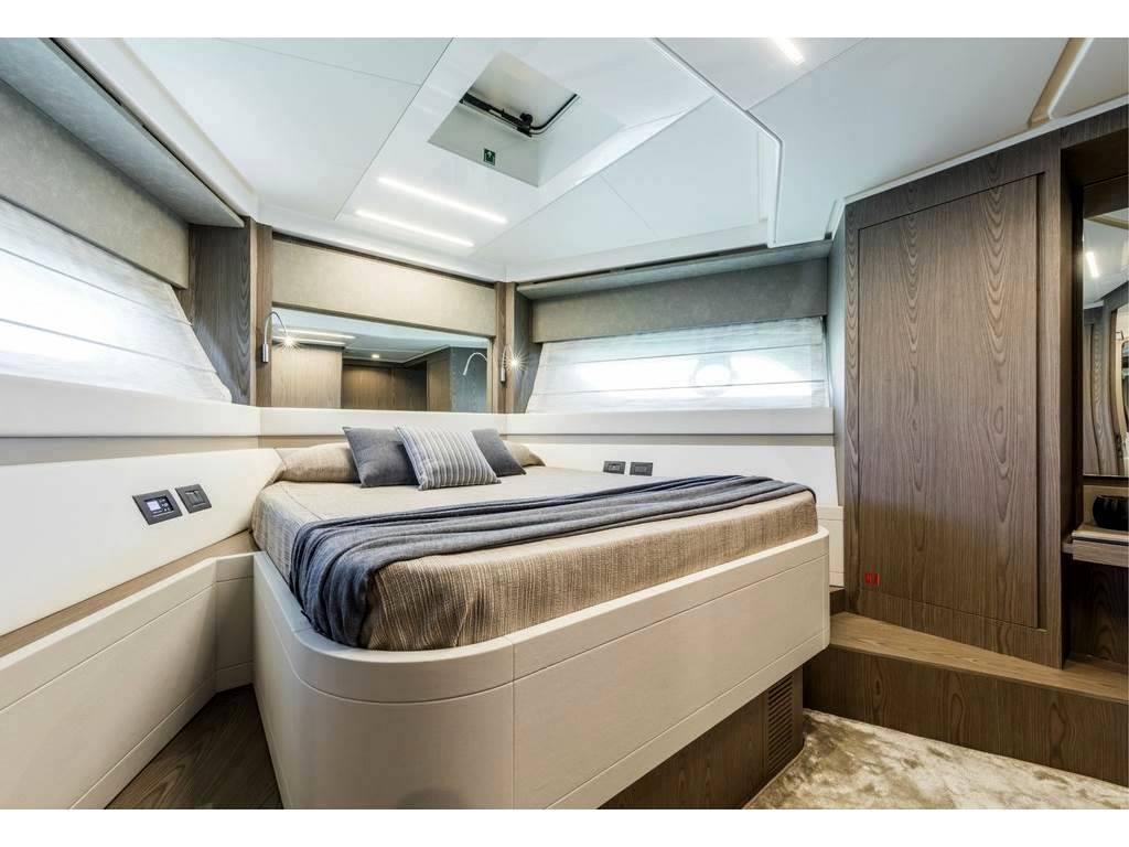 Ferretti yachts 550
