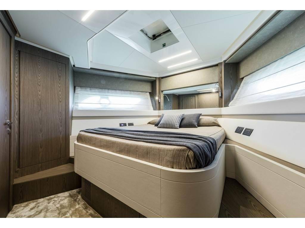 Ferretti yachts 550