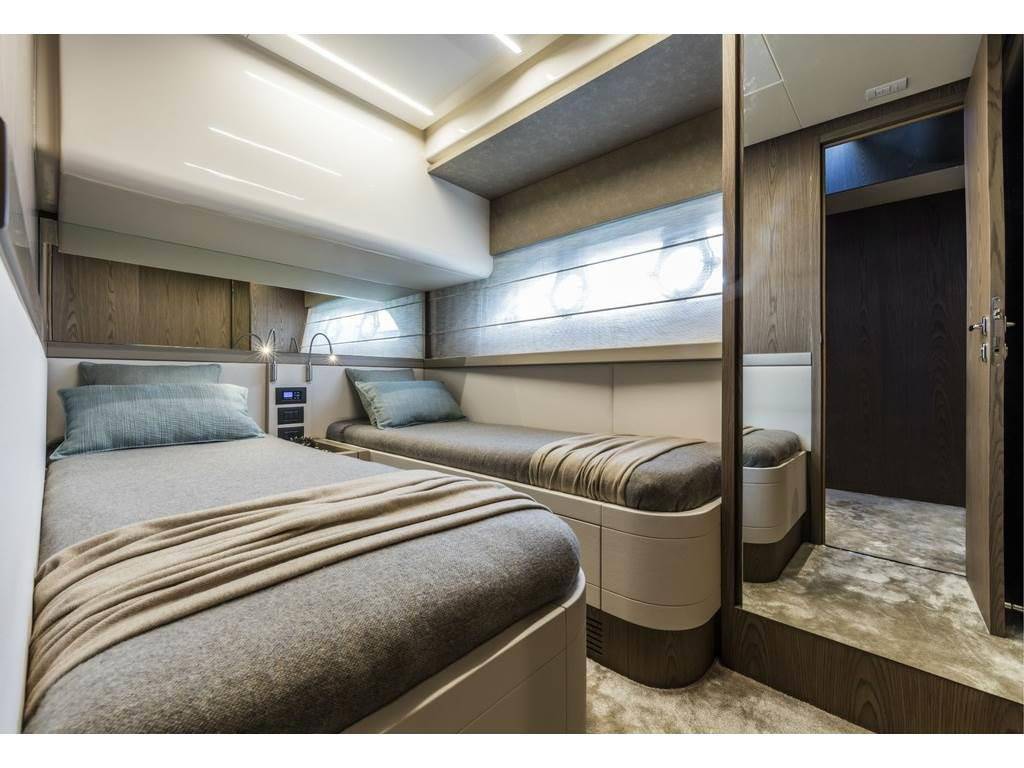 Ferretti yachts 550
