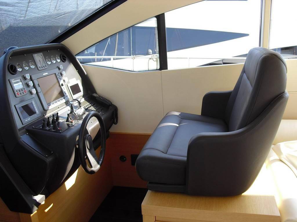 Pershing 64