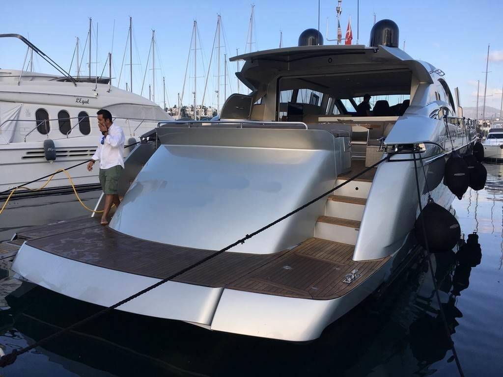 Pershing 72