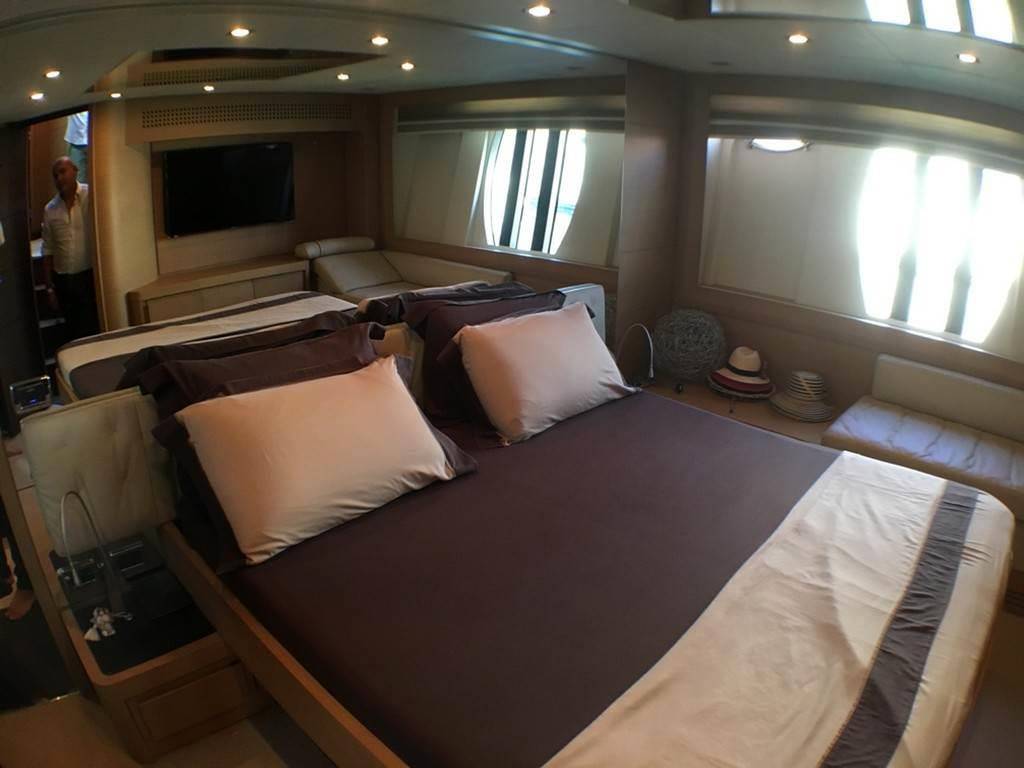 Pershing 72