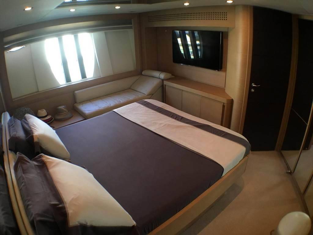 Pershing 72