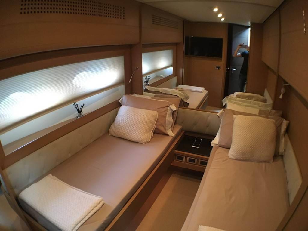 Pershing 72