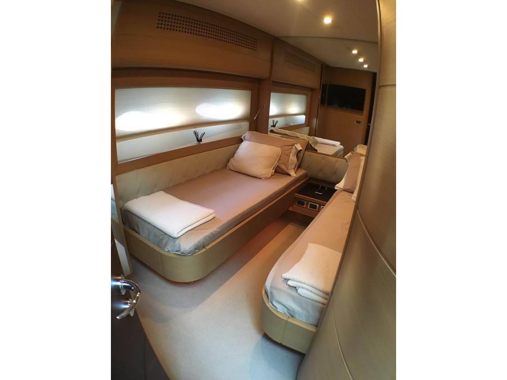 Pershing 72