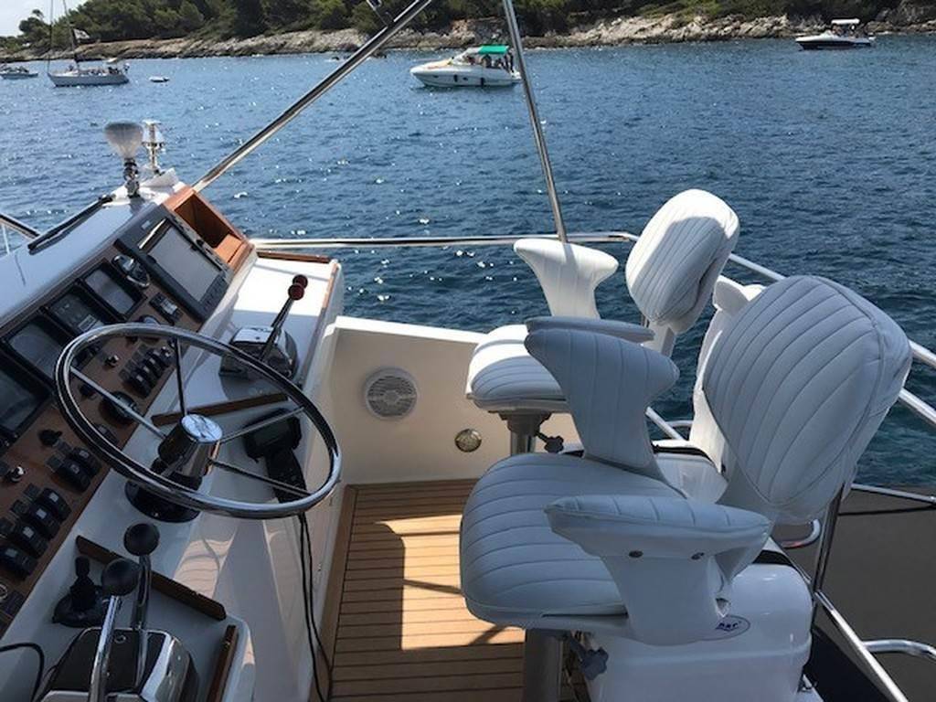 Riviera 48 flybridge