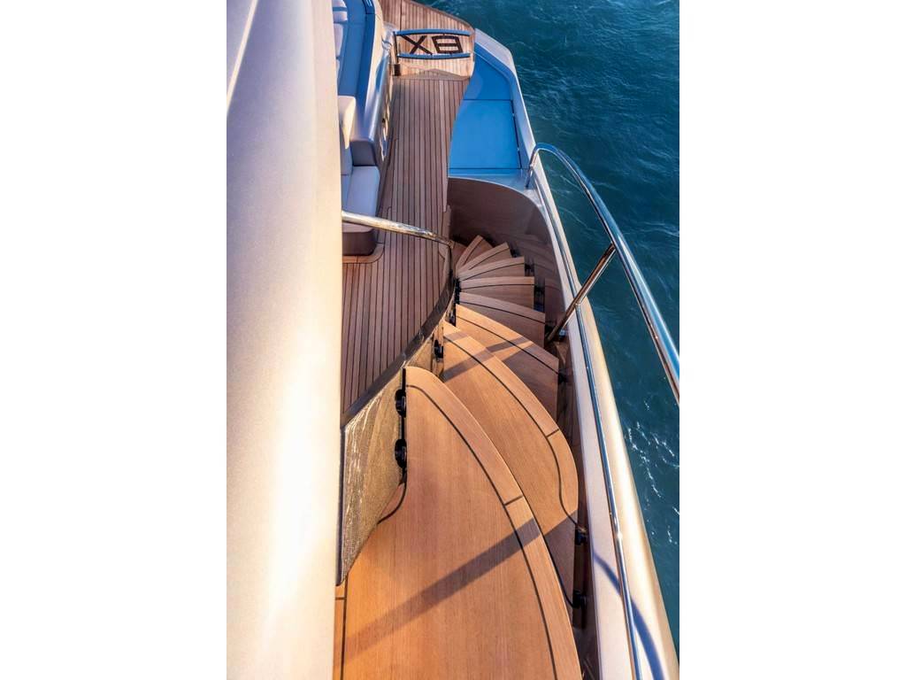 Pershing 8x