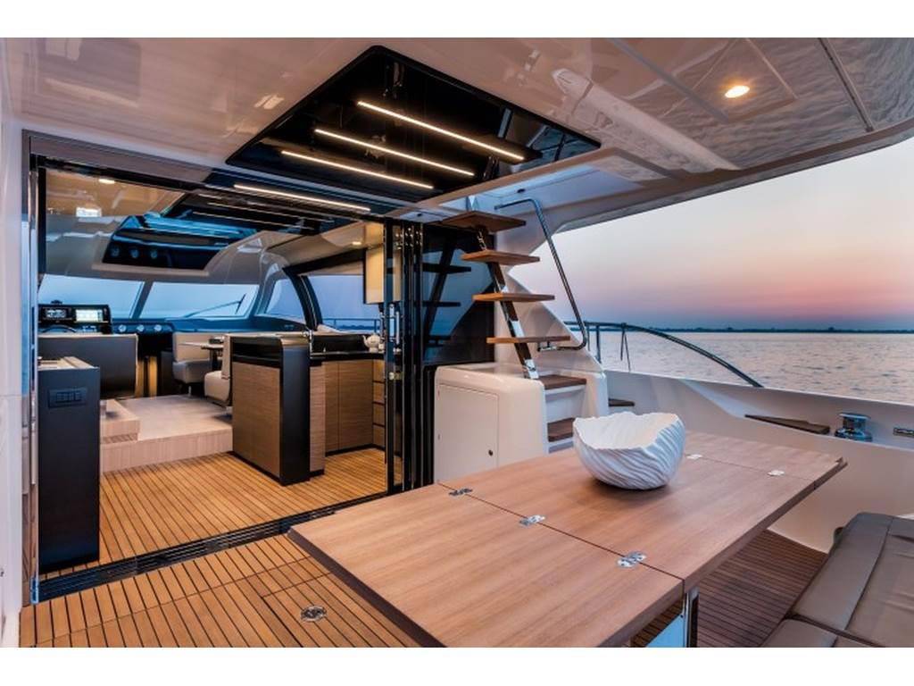 Ferretti yachts 550