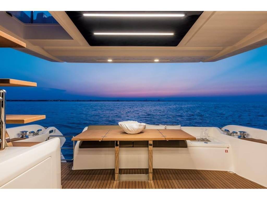 Ferretti yachts 550