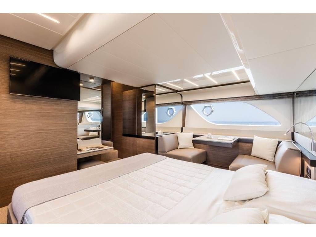 Ferretti yachts 550