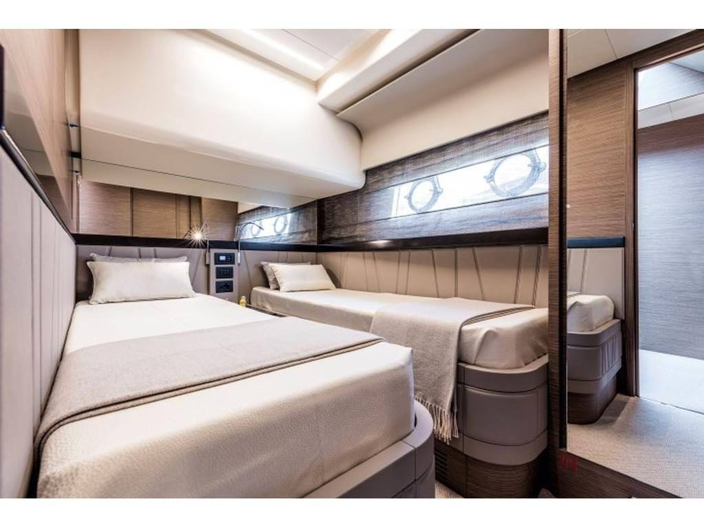 Ferretti yachts 550