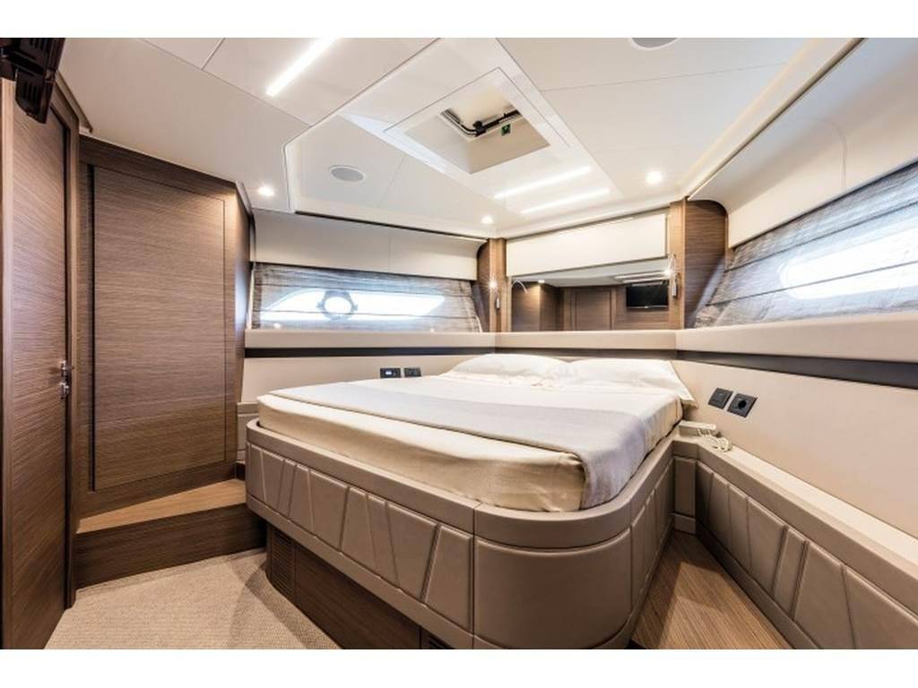 Ferretti yachts 550