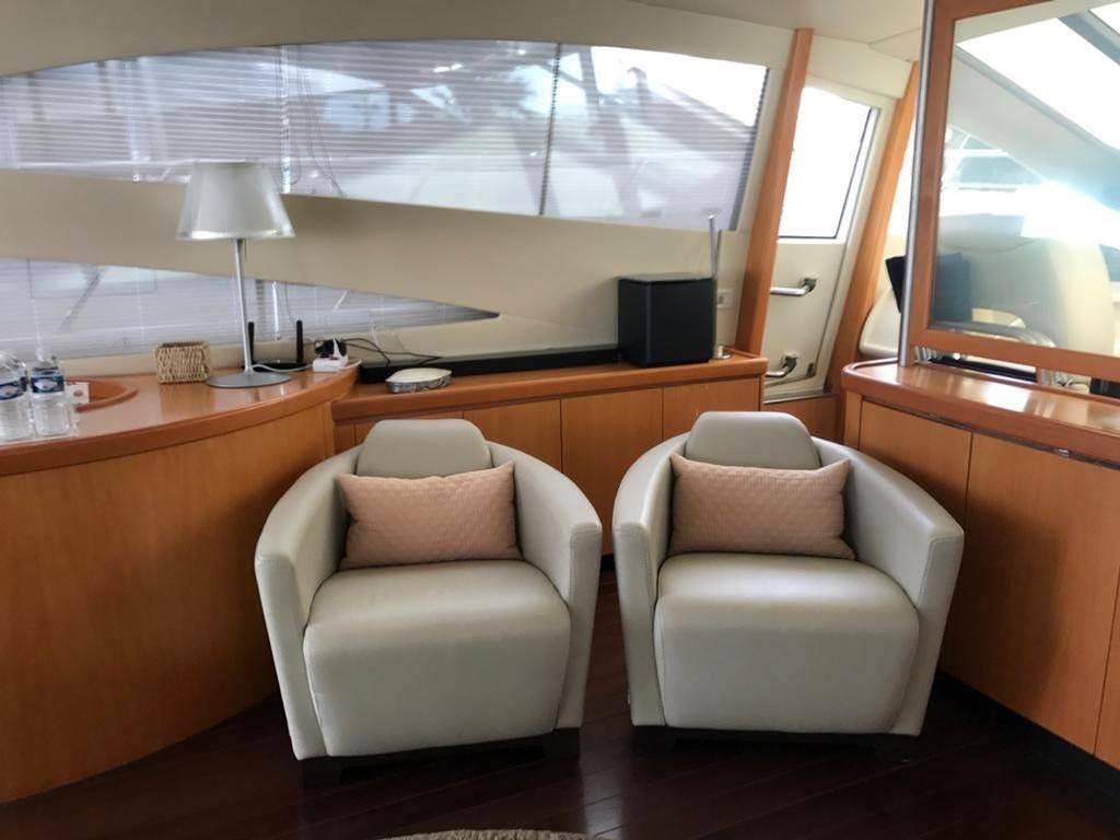 Pershing 76