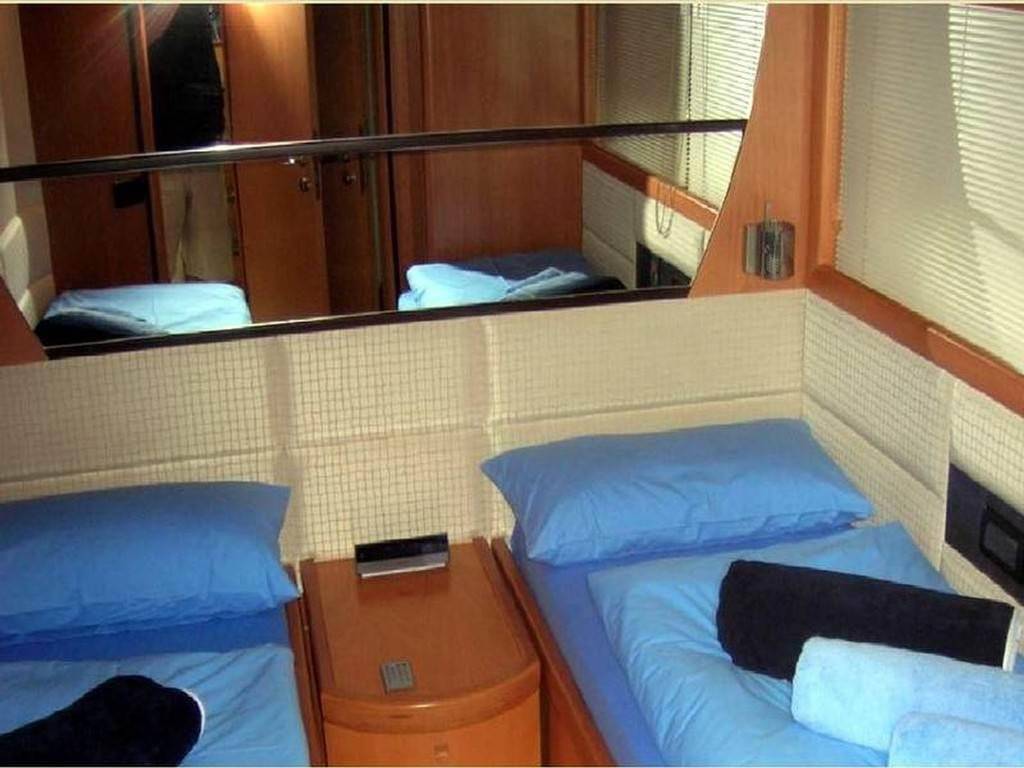 Pershing 76