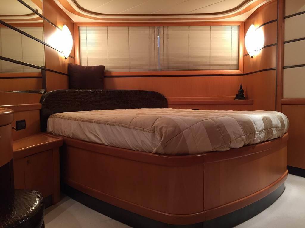 Pershing 76