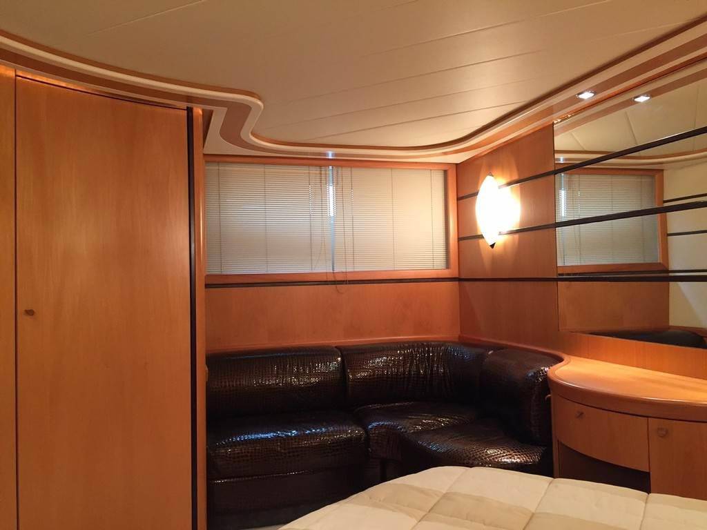 Pershing 76
