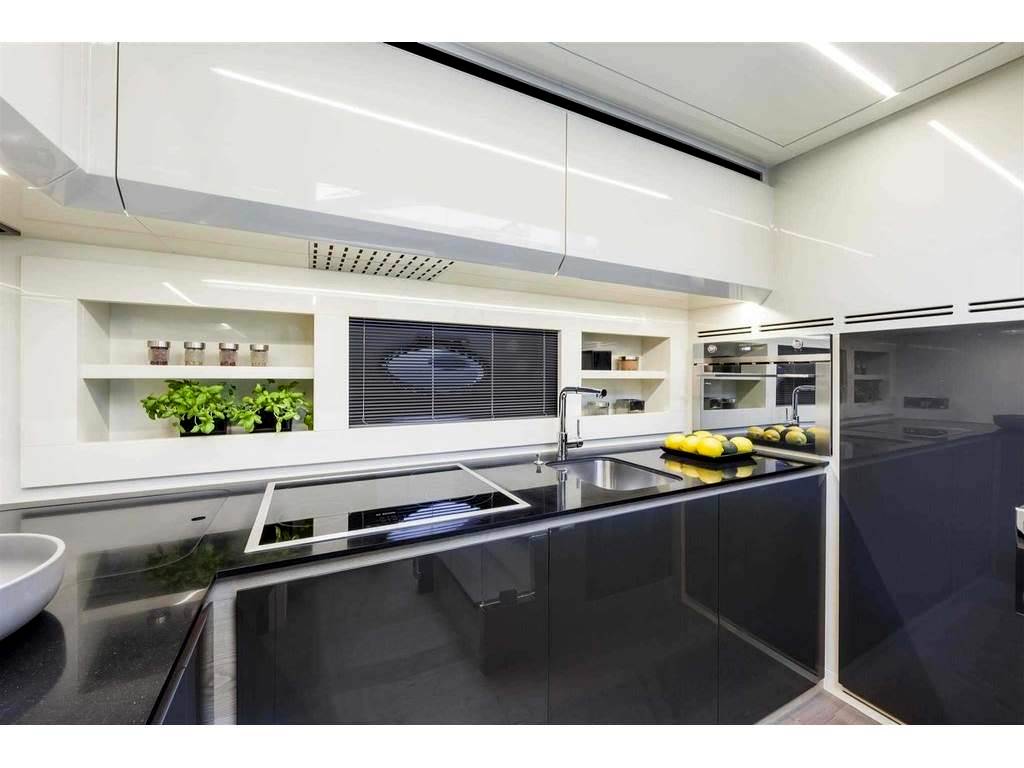 Pershing 70