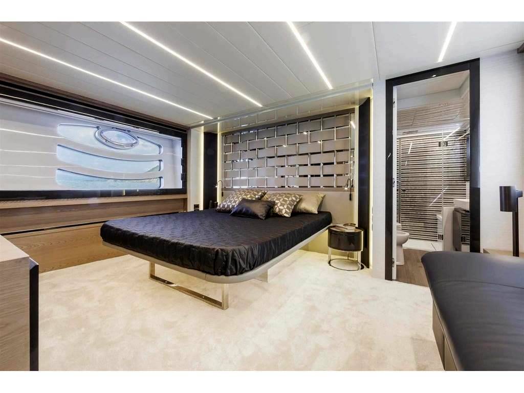 Pershing 70