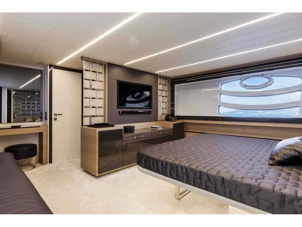 Pershing 70