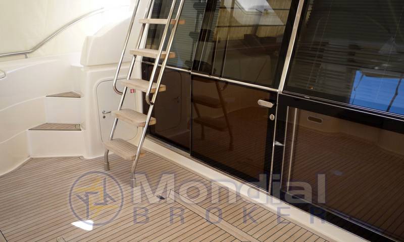 Ferretti 551