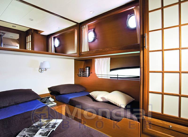 Mochi craft Dolphin 54 suntop