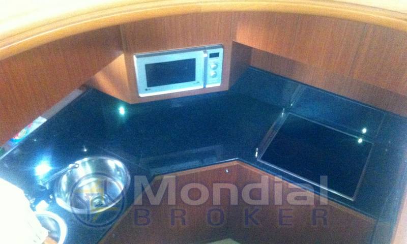 Ferretti 551