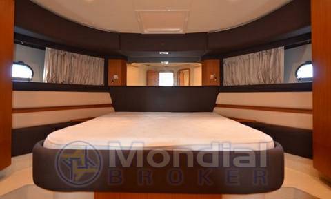 Ferretti 551