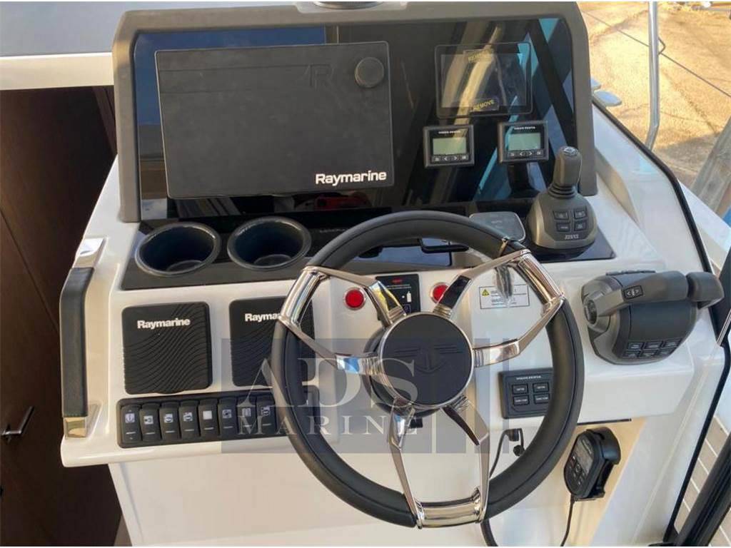 Sealine C390
