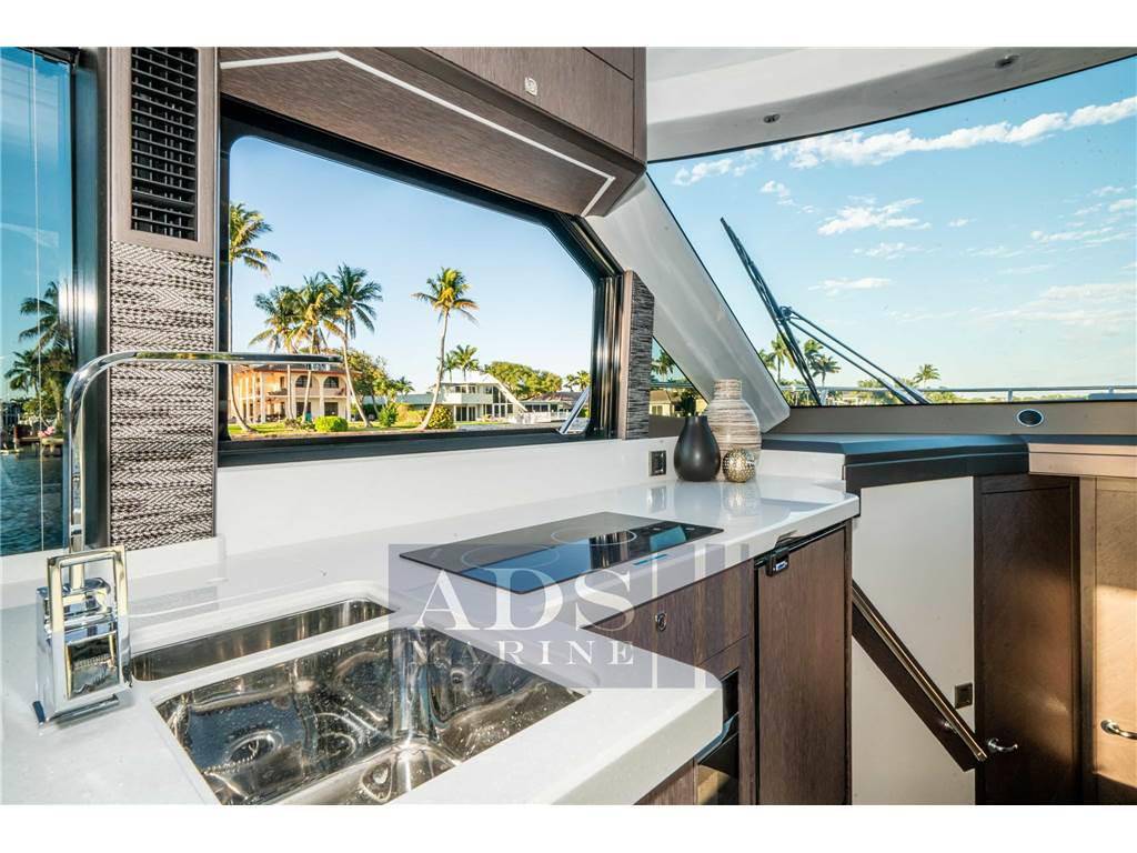 Galeon 400 fly