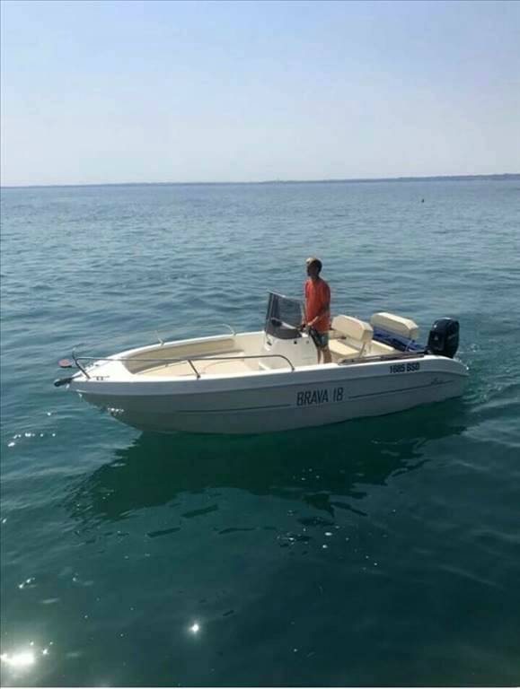 Noleggio rent mingolla Brava 18 senza patente sul lago di garda