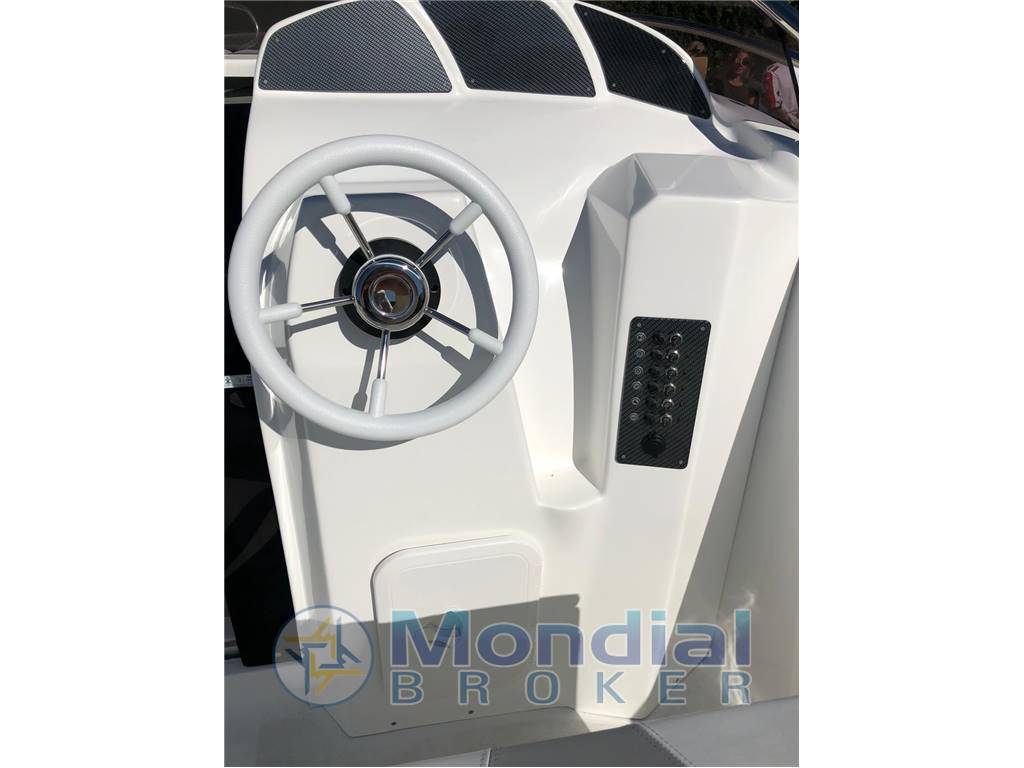 Noleggio rent charter Juno 590 - con patente