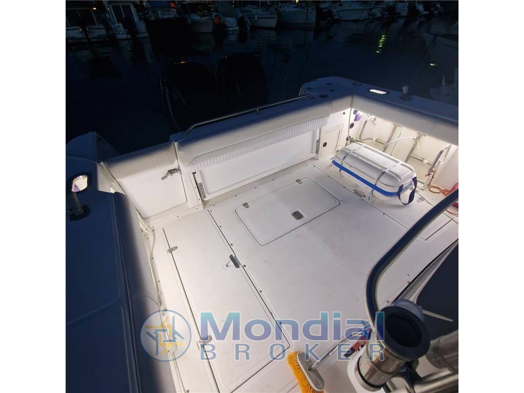 Boston whaler Outrage 28
